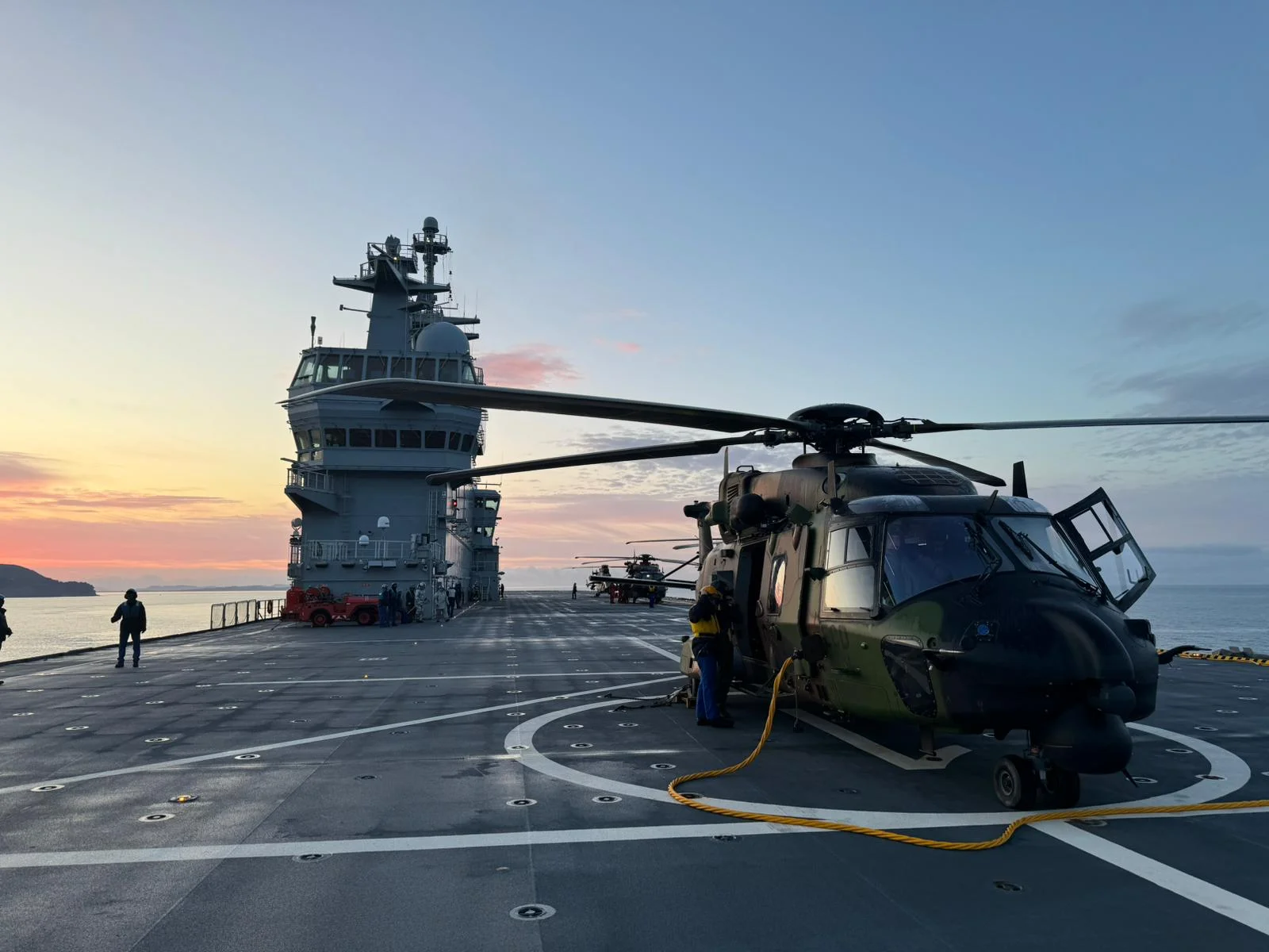 Un hélicoptère Caïman de l'armée de terre sur le pont du Dixmude
