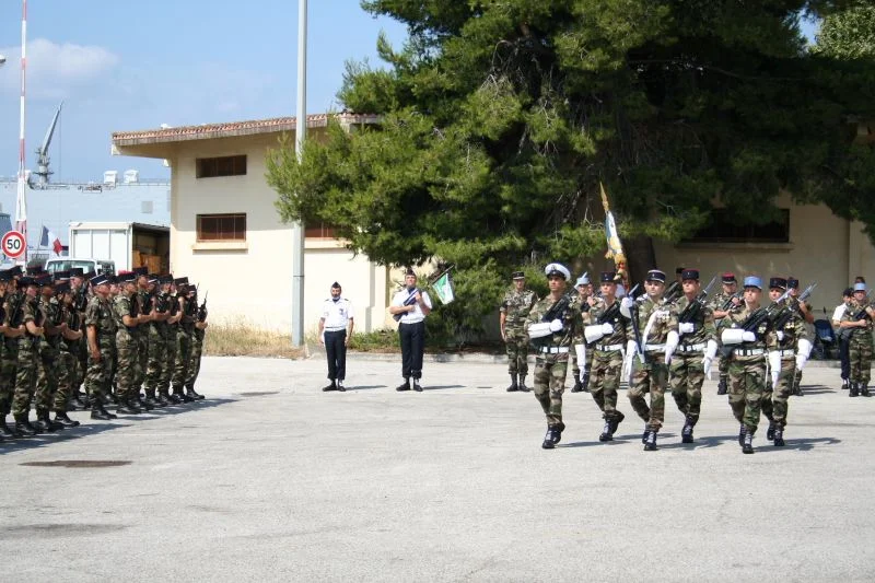 La garde d'honneur défile devant les troupes