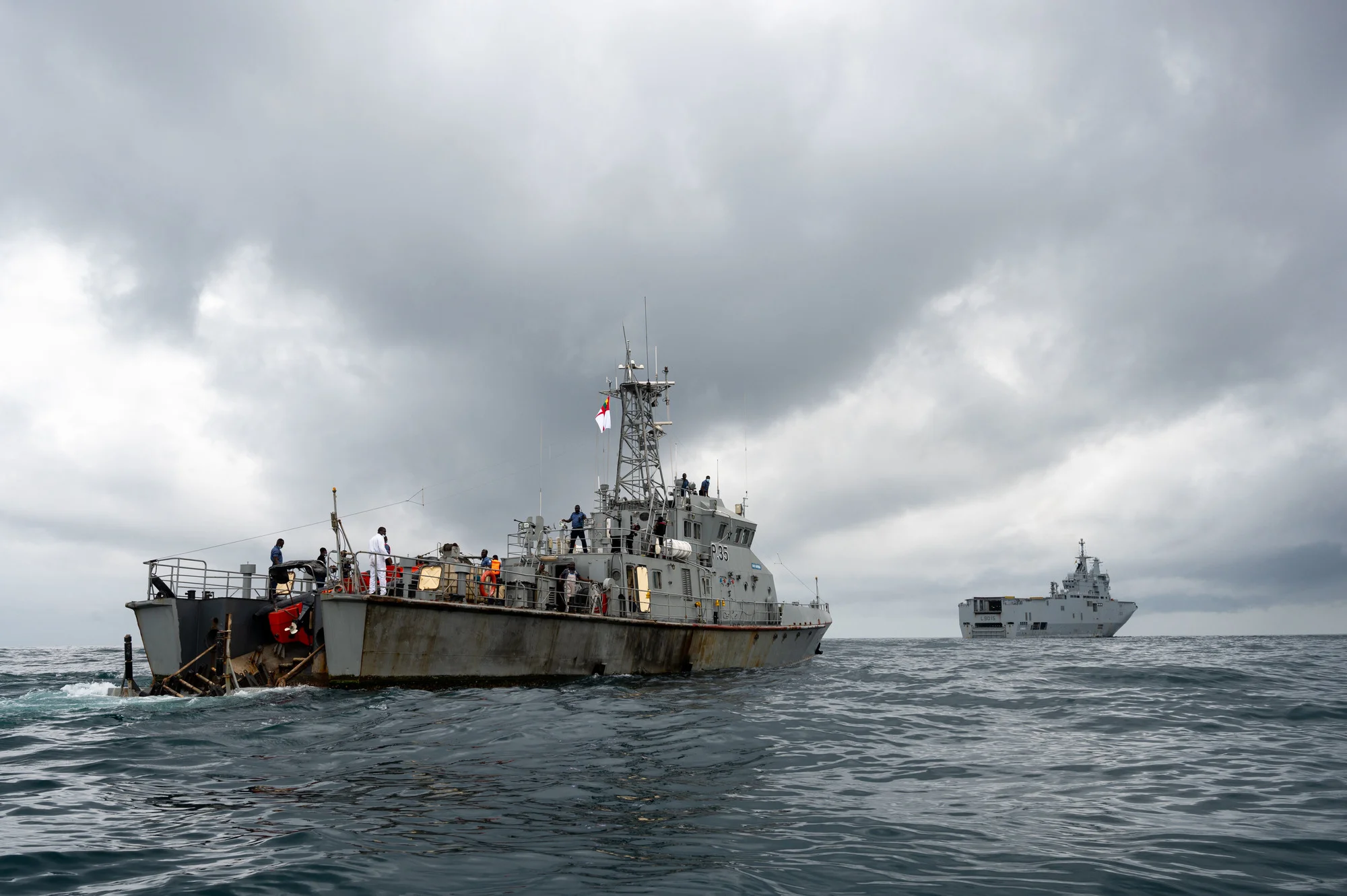 Le patrouilleur ghanéen Garingar et le porte-hélicoptères Dixmude