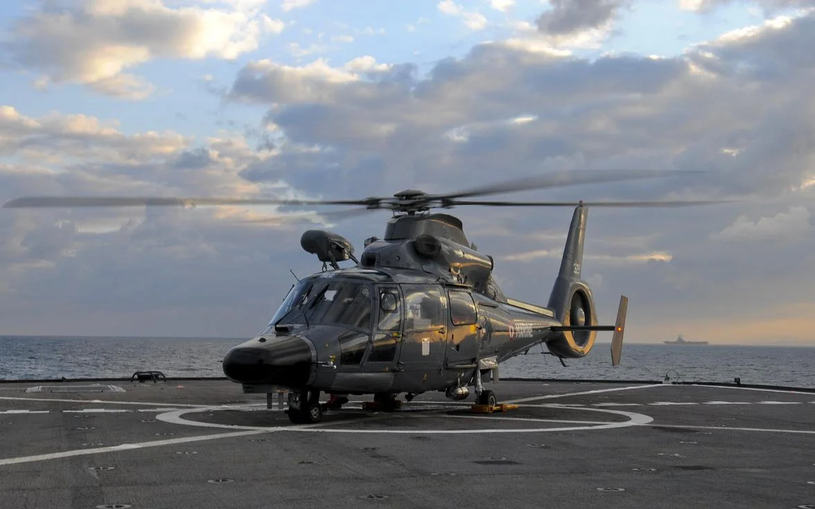 Un hélicoptère Dauphin se pose sur l'USS Mount Whitney
