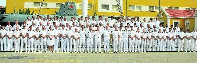 Les marins de la Flottille de sous-marins posent avec le Roi d'Espagne