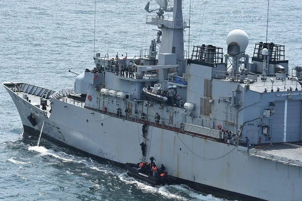 Un patrouilleur de la marine ivoirienne s’entraîne aux visites de navire à bord de la frégate Germinal