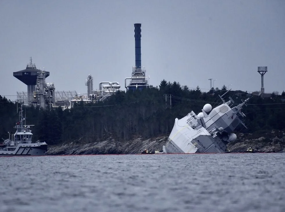 La frégate HNoMS Helge Ingstad échouée à la côte