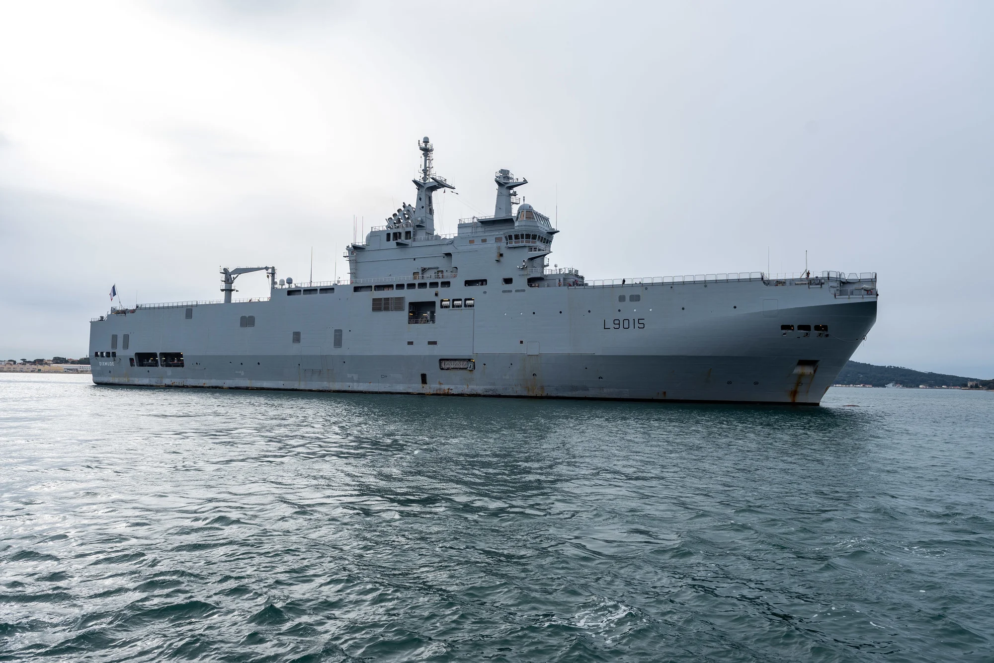 Le porte-hélicoptères amphibie Dixmude