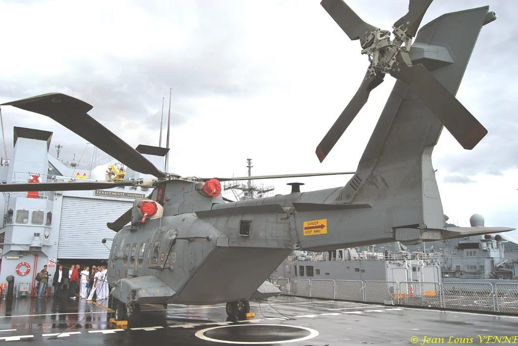 Un hélicoptère EH-101