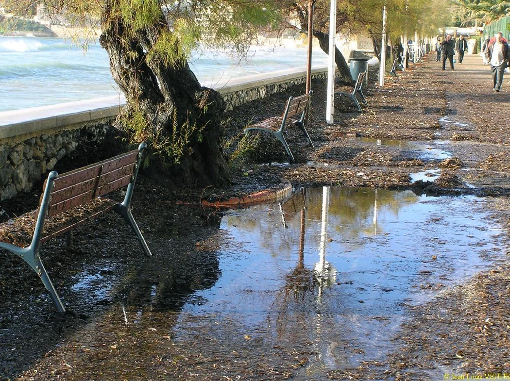 Les vagues se brisent sur le mur de protection