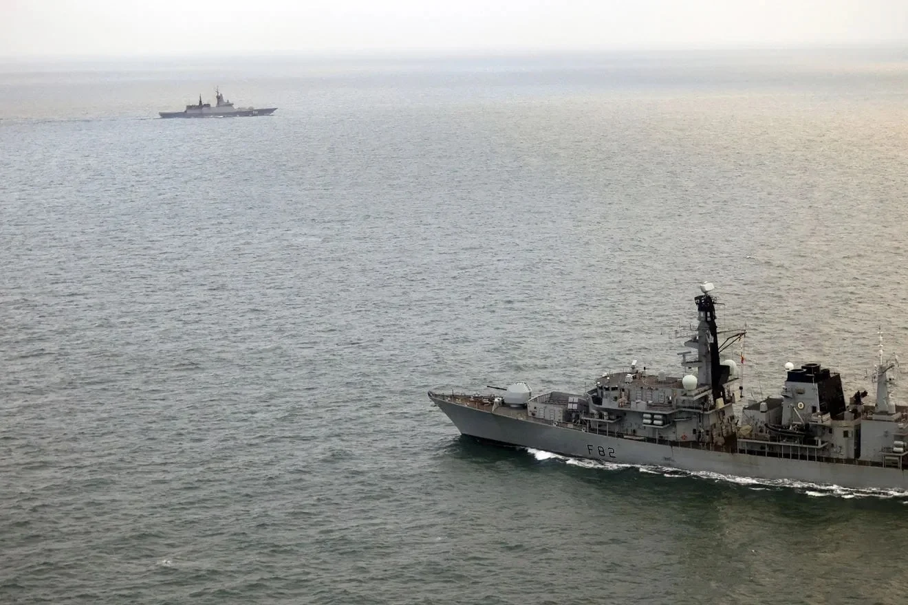 La frégate britannique HMS Somerset et la corvette russe Soobrazitelny