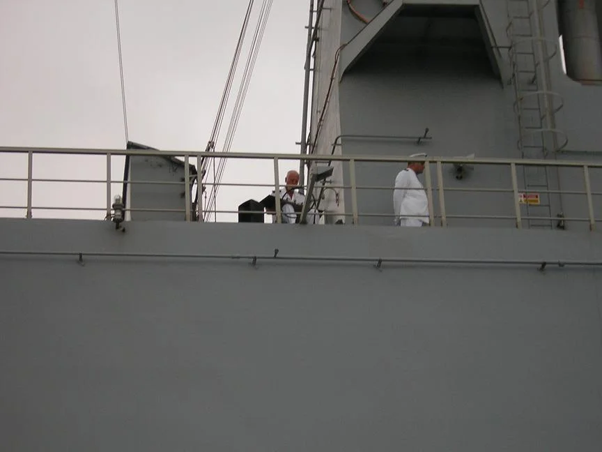 Un peintre de la Marine croque la cérémonie