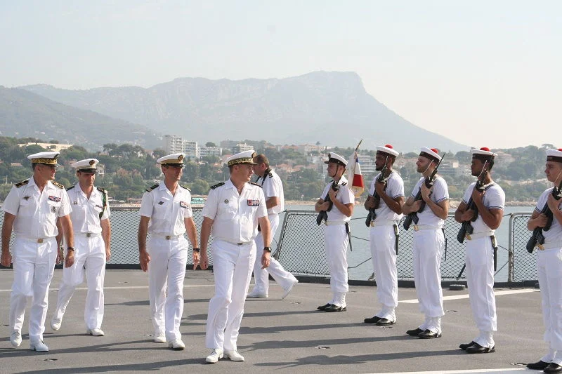 L'amiral Hello passe la garde d'honneur en revue