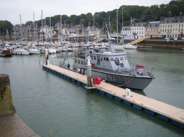 Le PSS Coralline amarré dans le port de Saint-Valéry-en-Caux