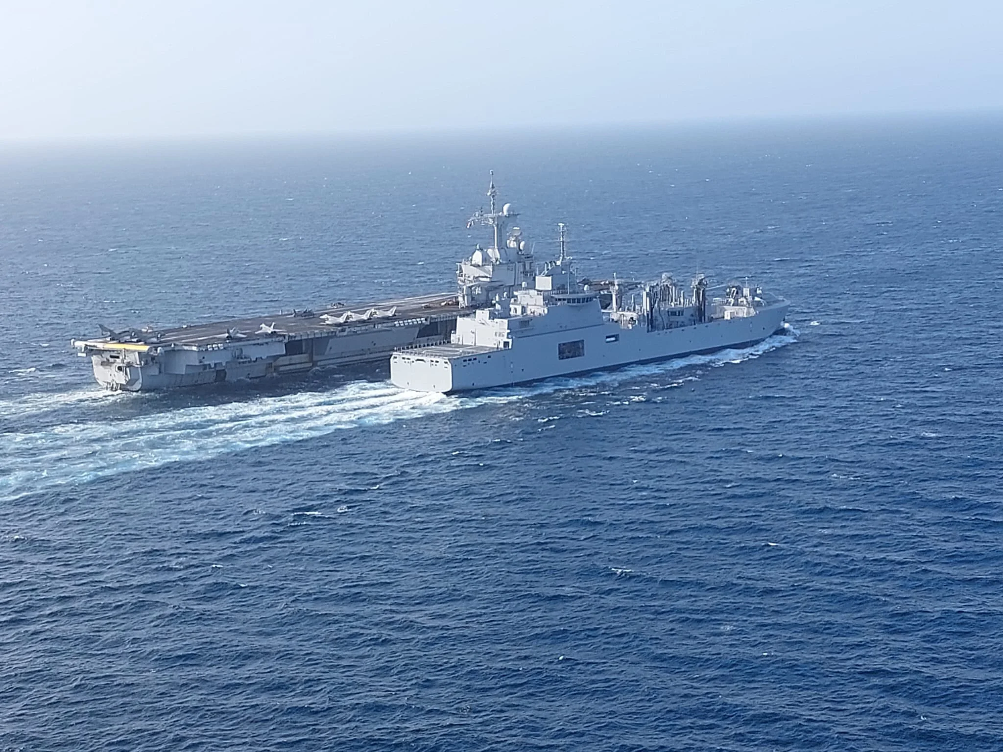 Le BRF Jacques Chevallier ravitaille le porte-avions Charles de Gaulle