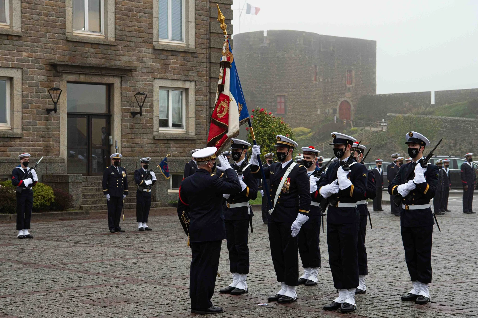 Présentation du fanion du bataillon de fusiliers marins « Amyot d’Inville »