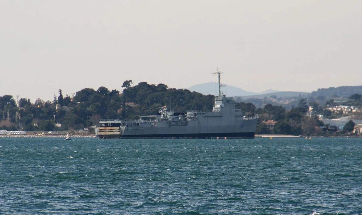 Des bâtiments rouillent dans la principale base navale française