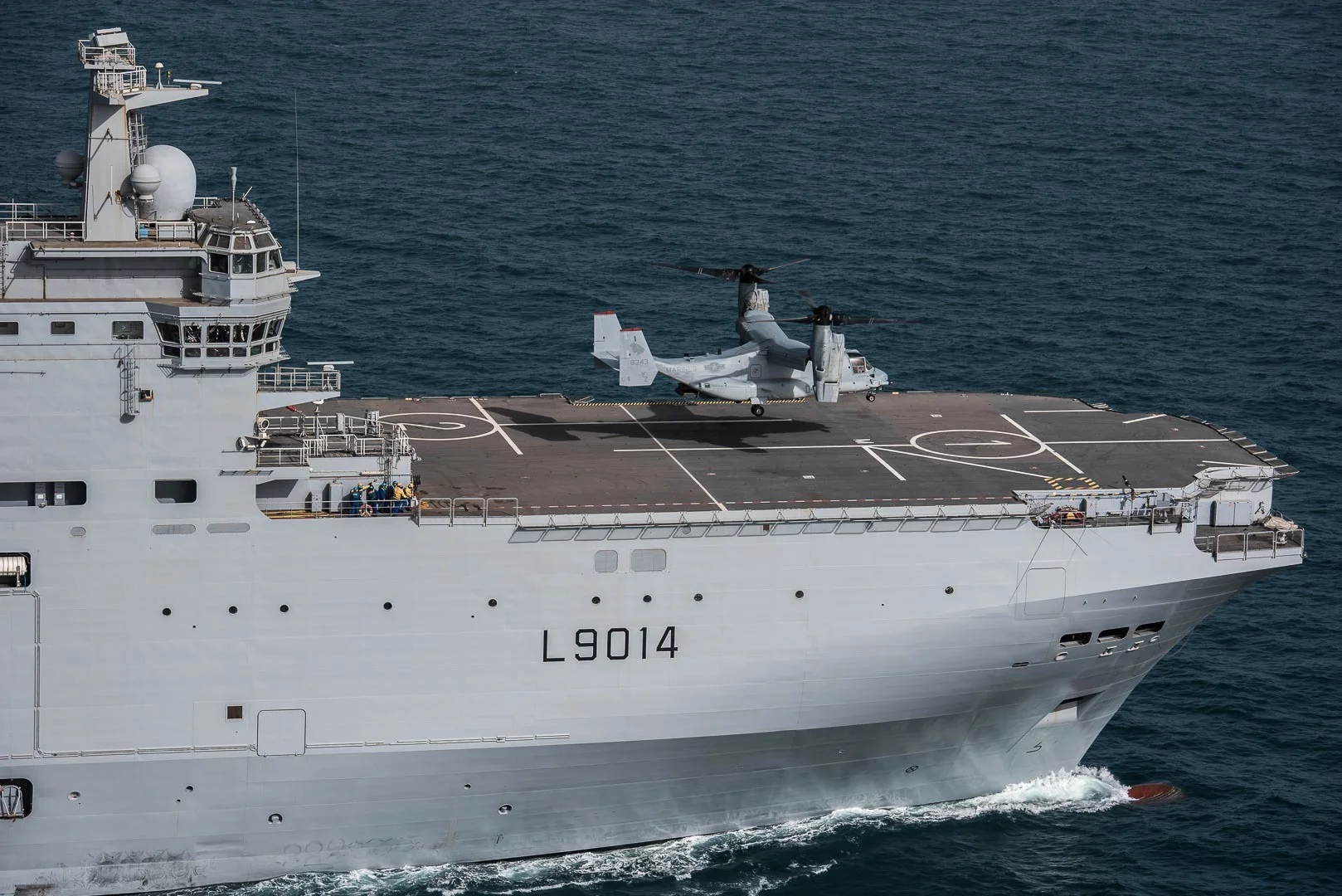 Un hélicoptère Osprey-MV22 des Marines sur le pont du BPC Tonnerre