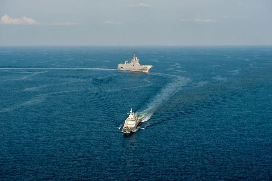 Une corvette malaisienne et le BPC Tonnerre