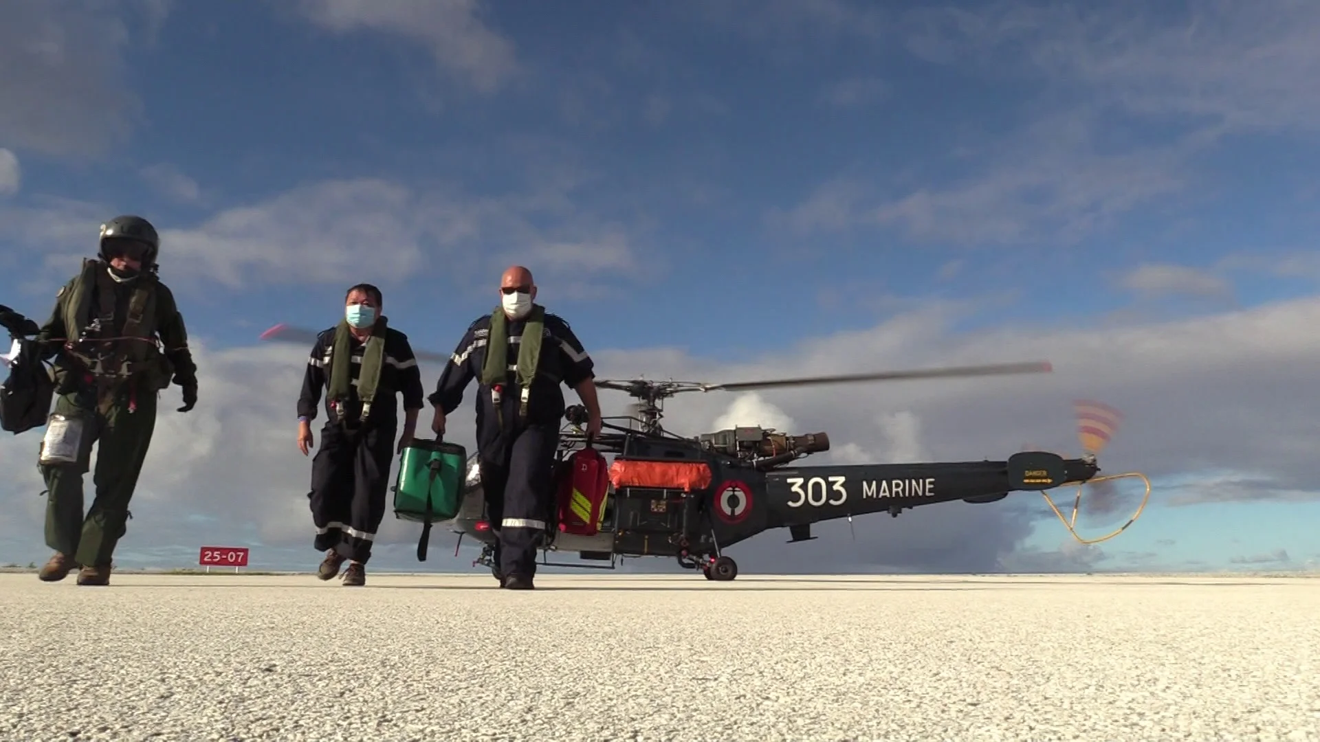 Livraison de vaccins sur un atoll des Tuamotu par un hélicoptère Alouette III