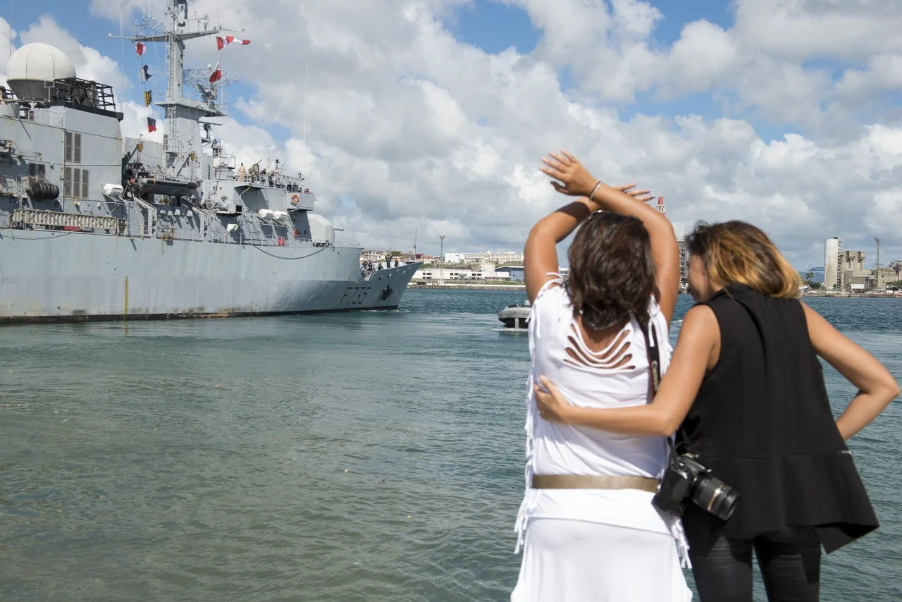 La frégate de surveillance Germinal et son détachement Alouette III quittent Fort de France