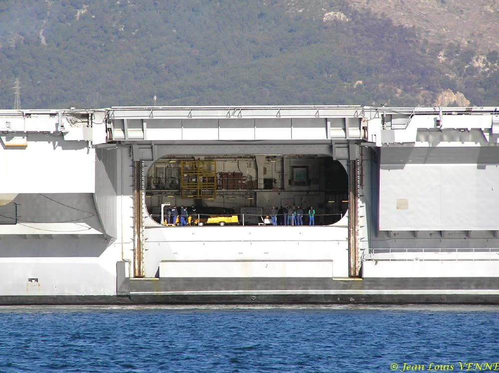 Le Charles de Gaulle appareille pour des essais aviation