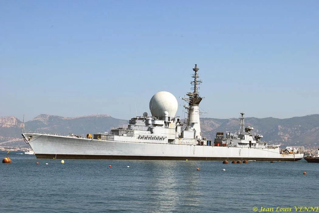 La coque de l'ex-Duquesne positionnée pour protéger le plan d'eau