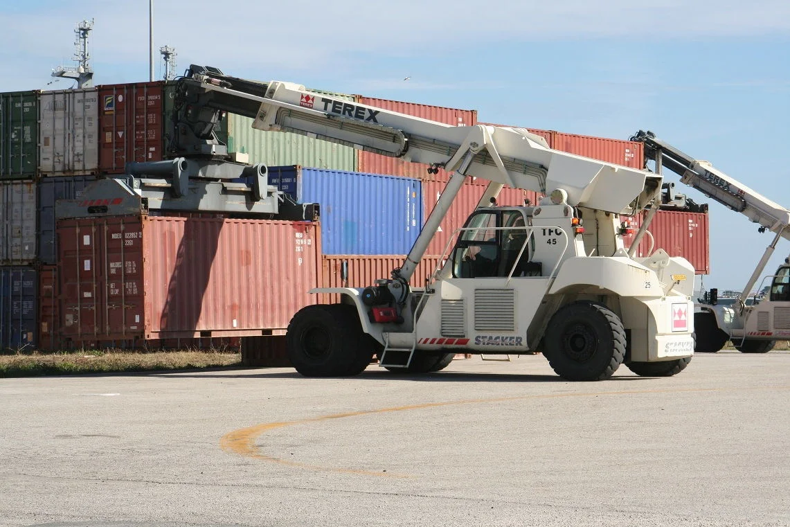 Un véhicule porte-conteneur