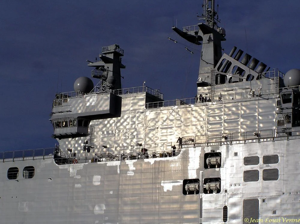 Jeux dâ€™ombre et de lumiÃ¨re sur la coque du Mistral