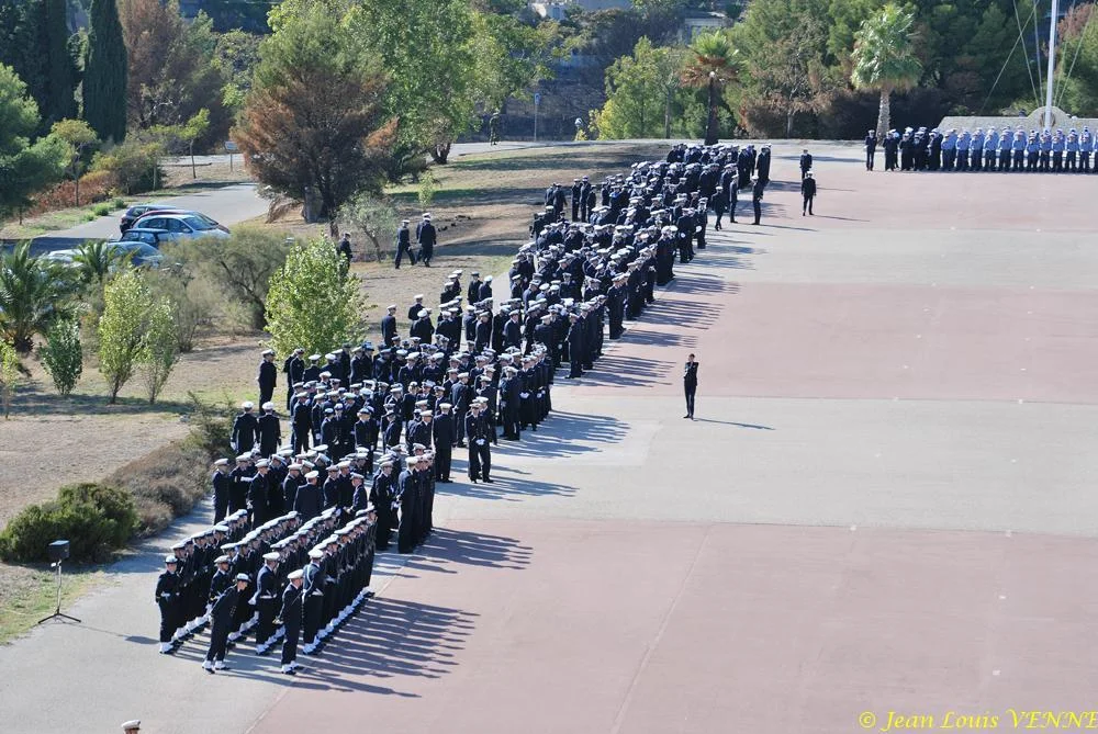 Présentation aux drapeaux du CIN Saint-Mandrier 