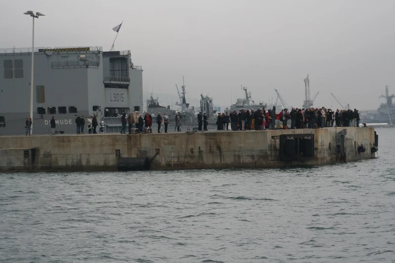 Les familles saluent le départ des 2 navires