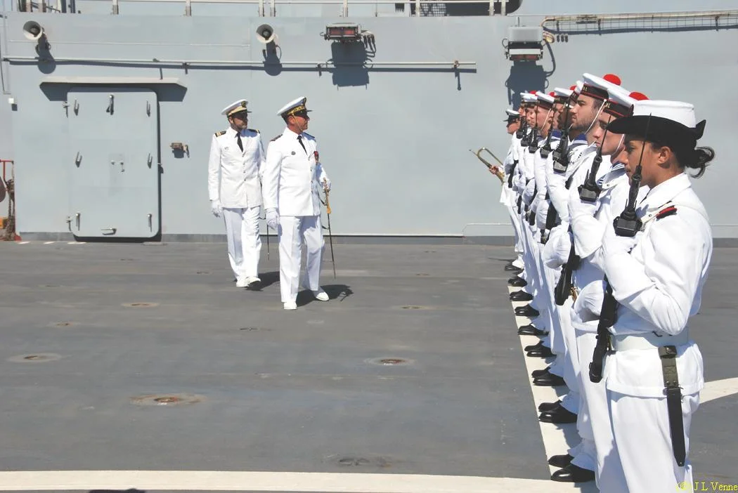 L'amiral passe en revue la garde d'honneur