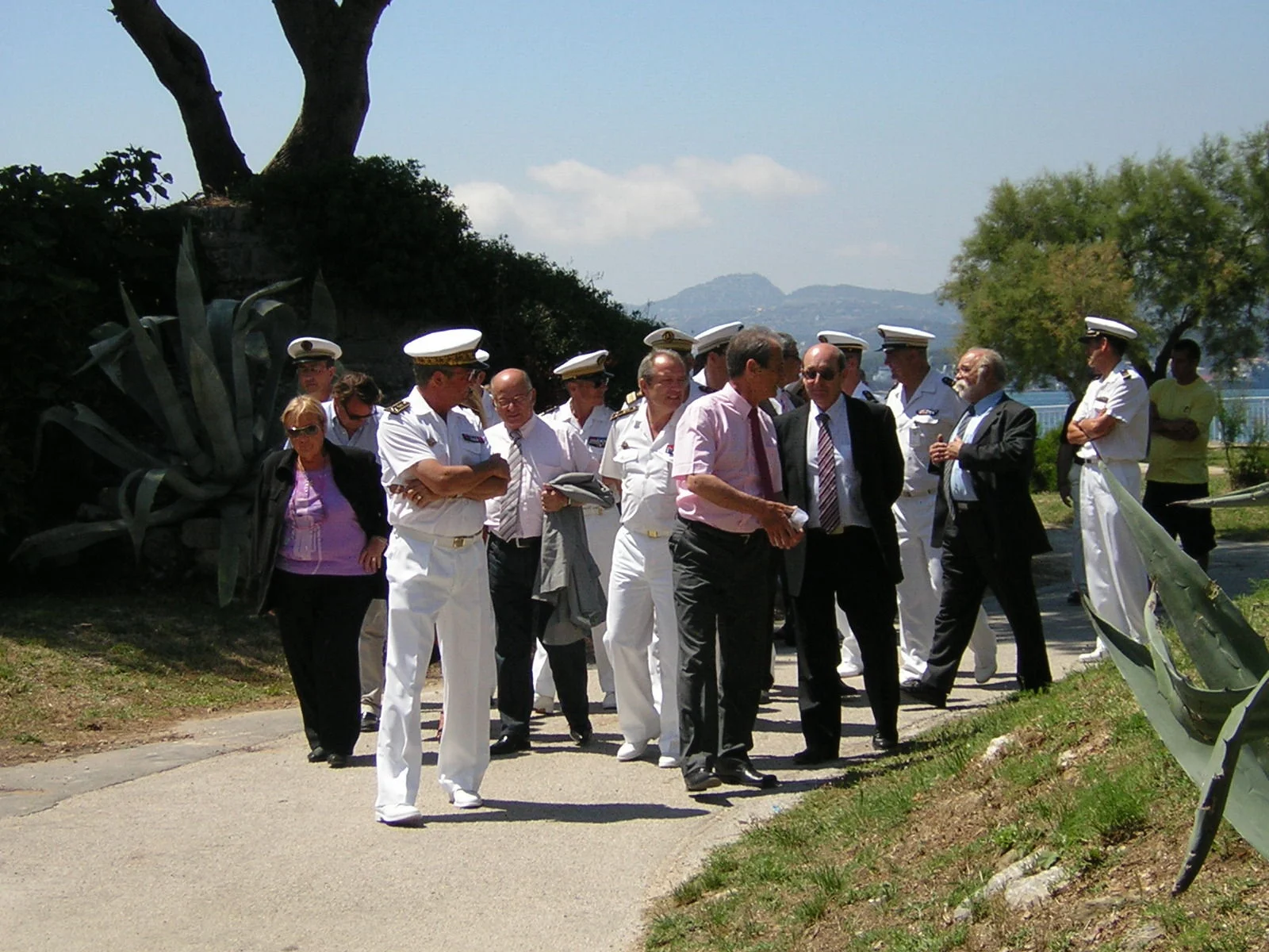 Le préfet maritime et le maire de Toulon se dirigent vers le site