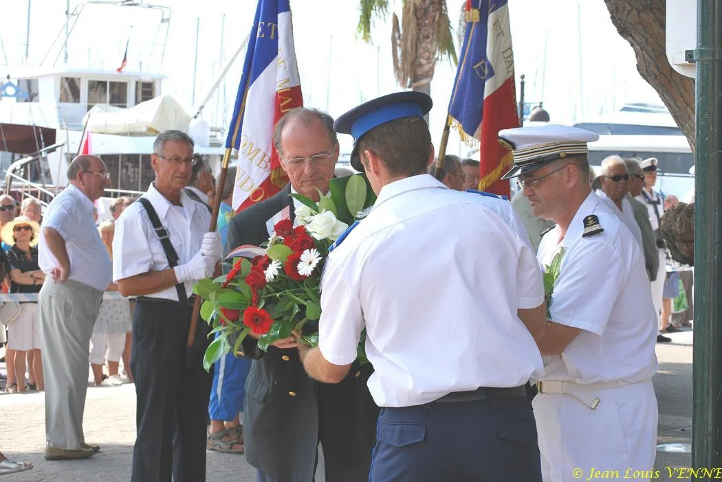 Dépôt d'une gerbe au monument aux morts