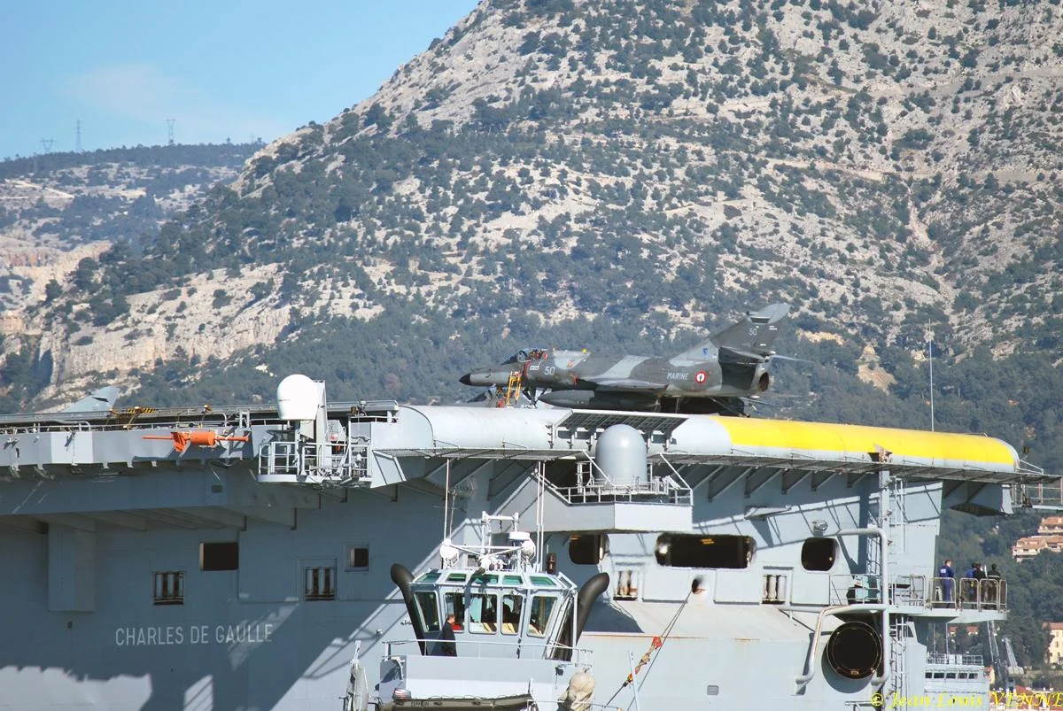 Le porte-avions Charles de Gaulle rentre de mer
