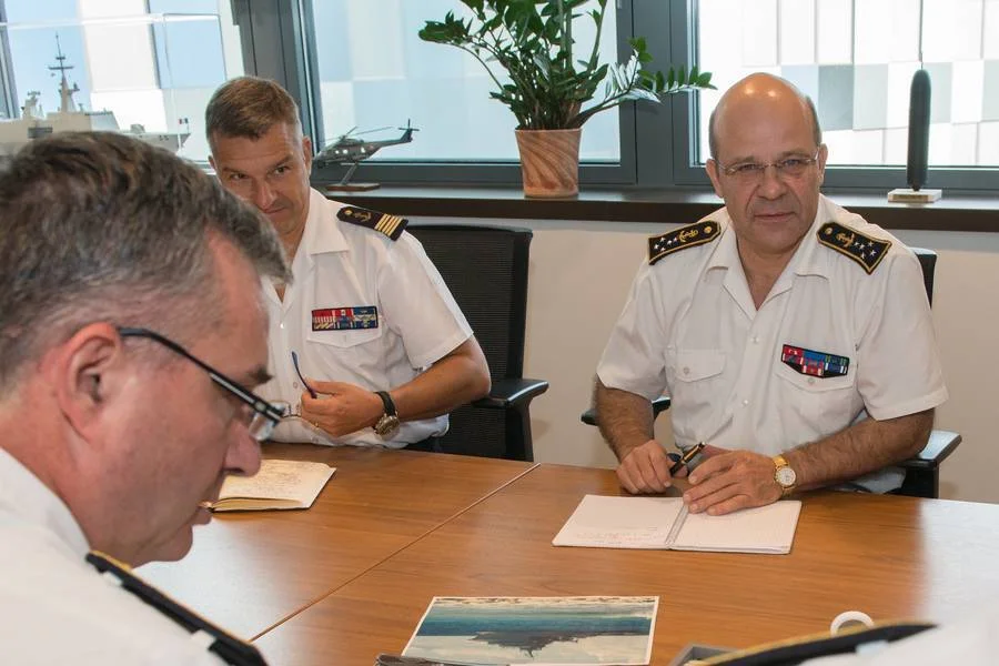 Le chef d’état-major de la marine signe l’admission au service actif du bâtiment multimission d’Entrecasteaux