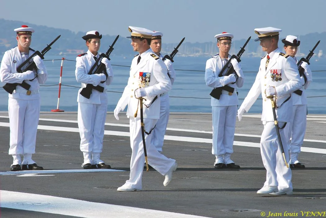 Le CV Rolland et le command en second passent la garde d'honneur en revue