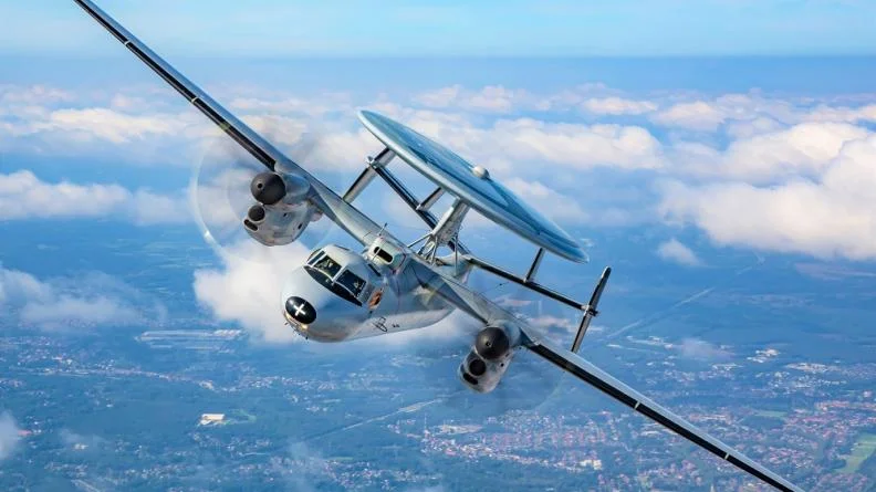 Un avion de guet aérien embarqué Hawkeye