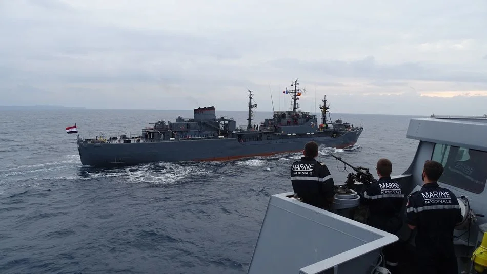 La frégate La Fayette effectue une présentation pour ravitaillement à la mer avec le bâtiment école Shalatein