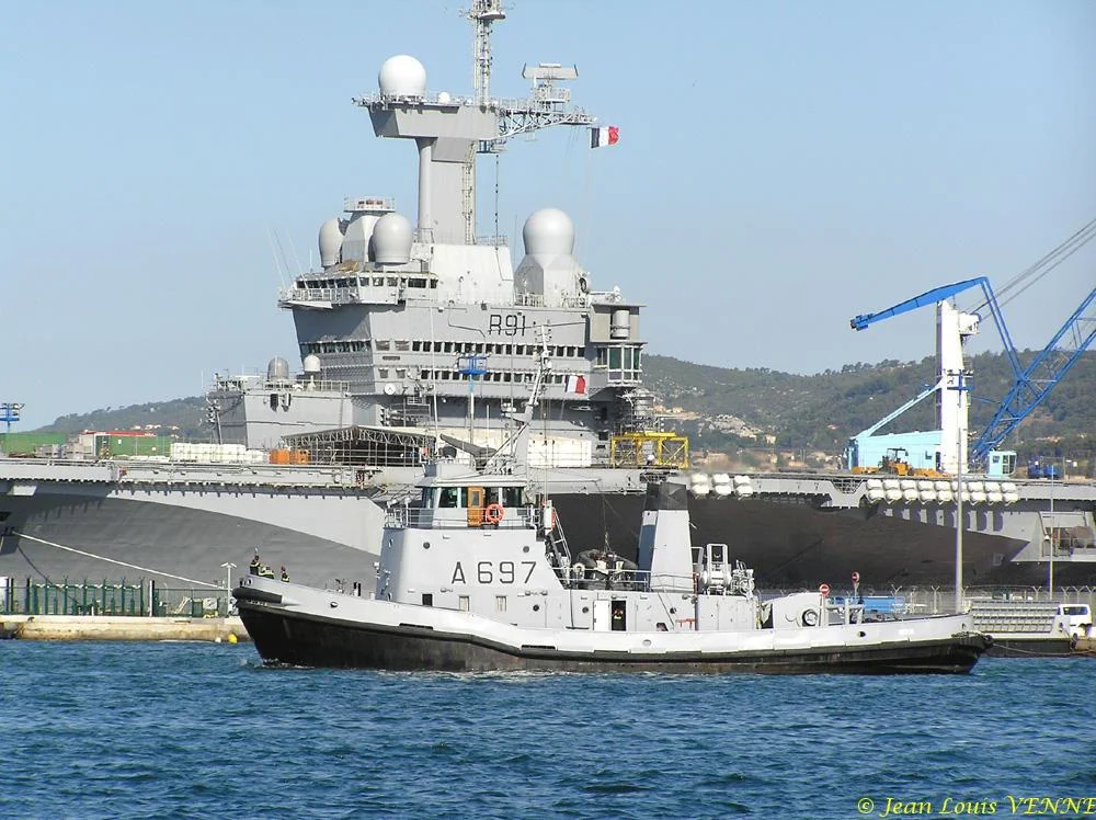 Le porte-avions Charles de Gaulle avant sa sortie de bassin
