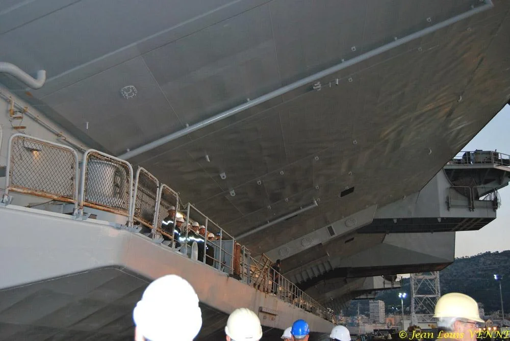 Le Charles de Gaulle sort du bassin