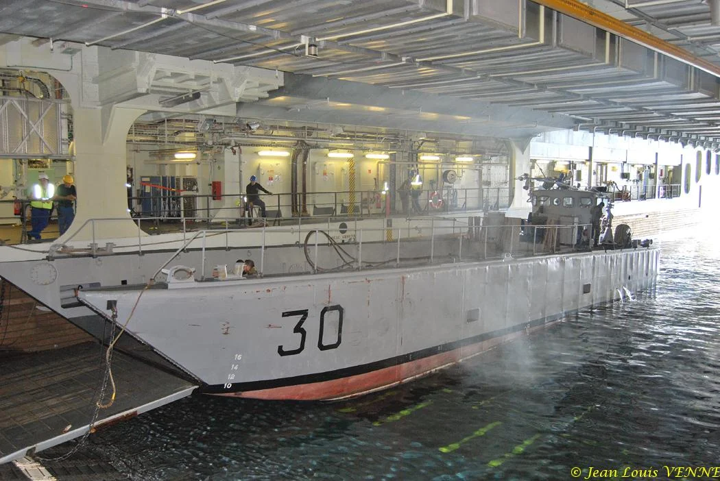 Un engin de débarquement dans le radier du Mistral