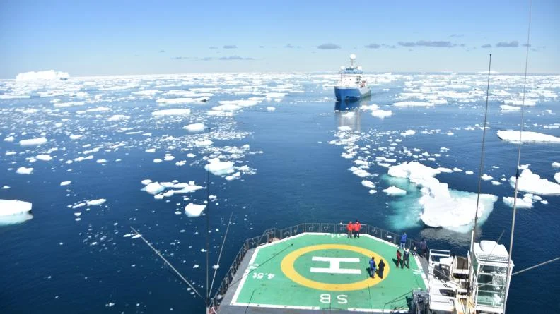 Le VLMJ Investigator depuis l'Astrolabe