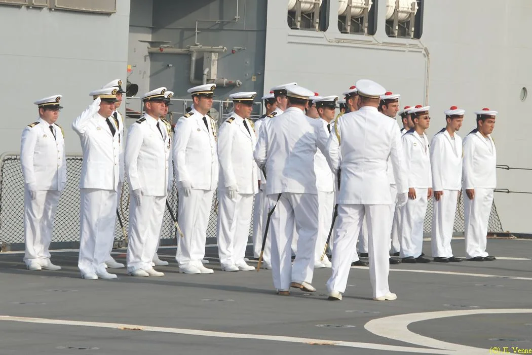 Le CV Jubelin passe l'équipage en revue