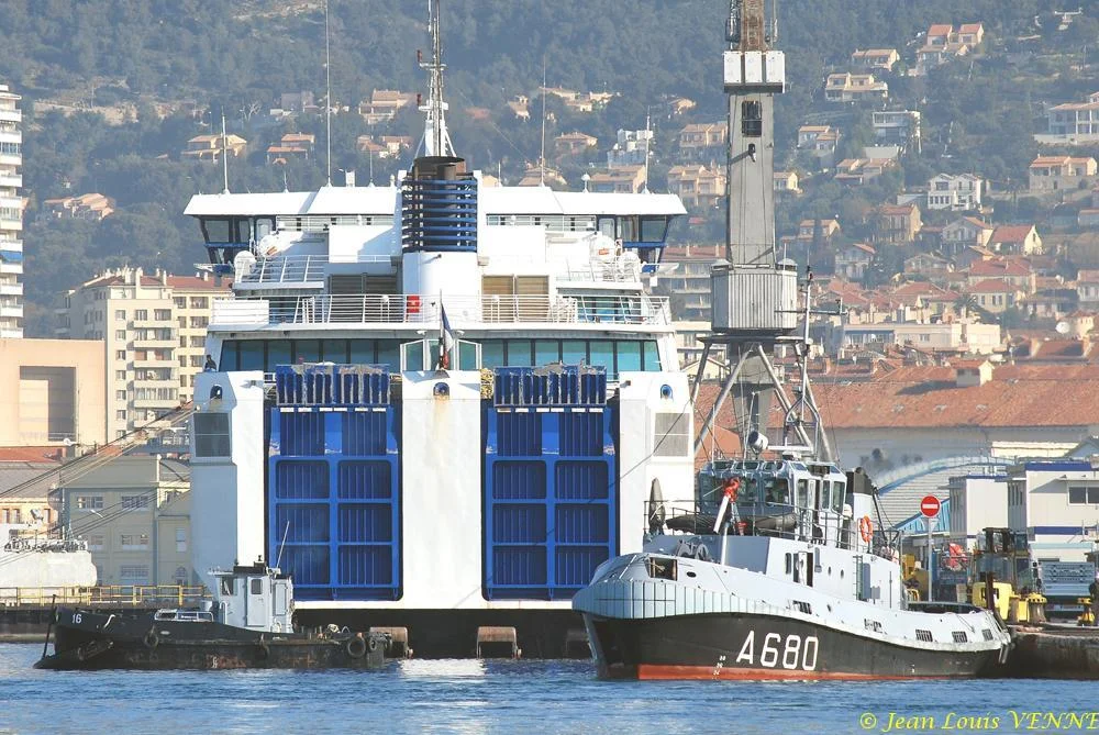 Le Liamone entre dans un bassin de DCNS à Toulon