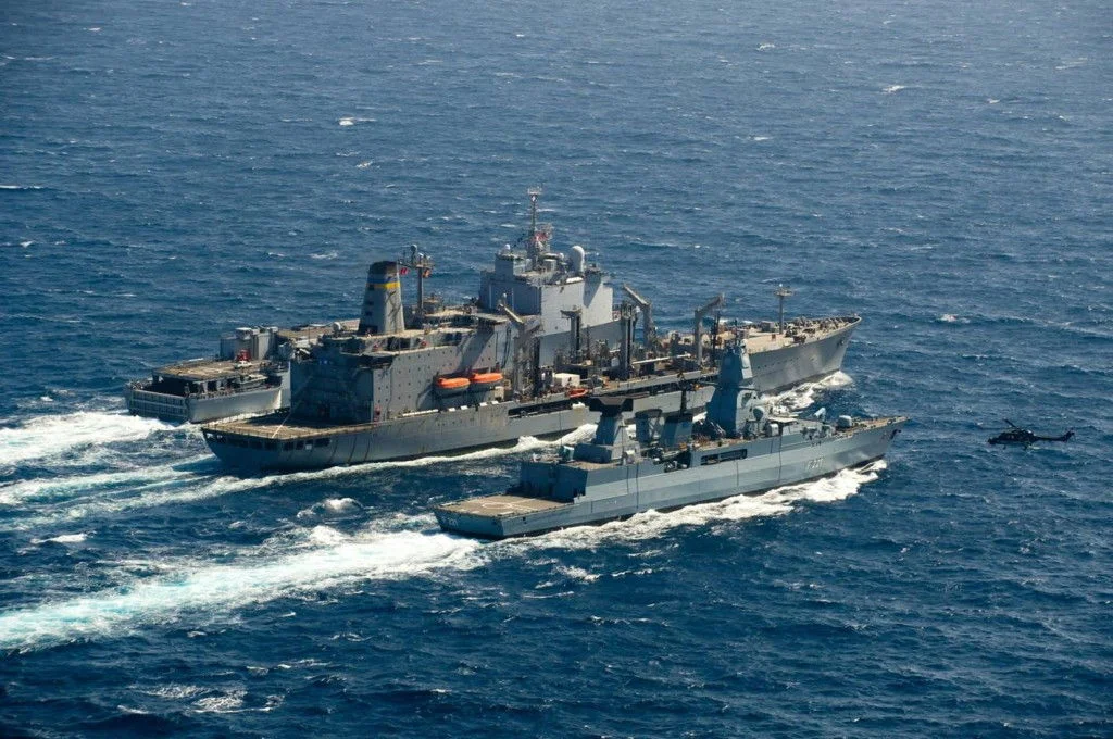 Trois bâtiments de la force européenne Atalante se ravitaillent auprès d’un ravitailleur américain dans le golfe d’Aden