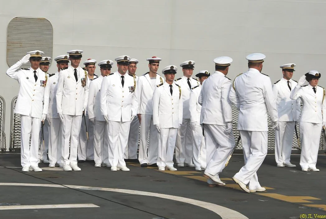 Le CV Jubelin passe l'équipage en revue