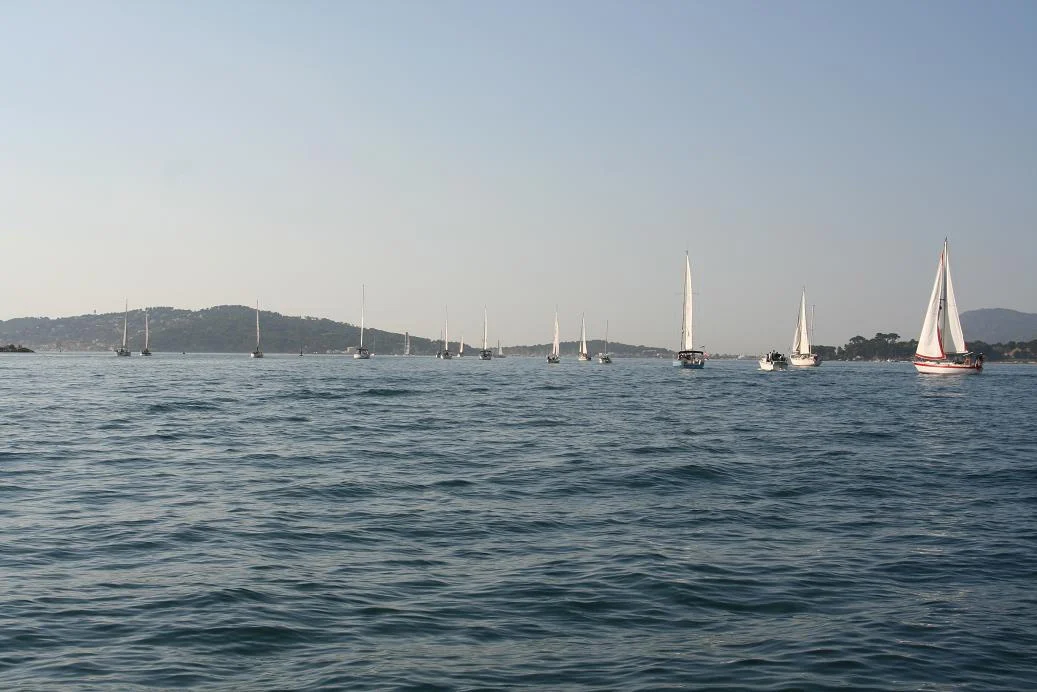 Les voiliers sont accompagnés par de nombreux accompagnateurs pour leur départ