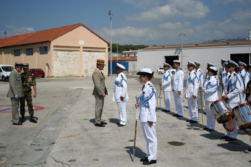 Le général Clément-Bollée salue la musique