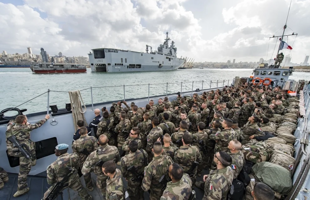 Le BPC Mistral débarque la relève du contingent à Beyrouth et Naqourah