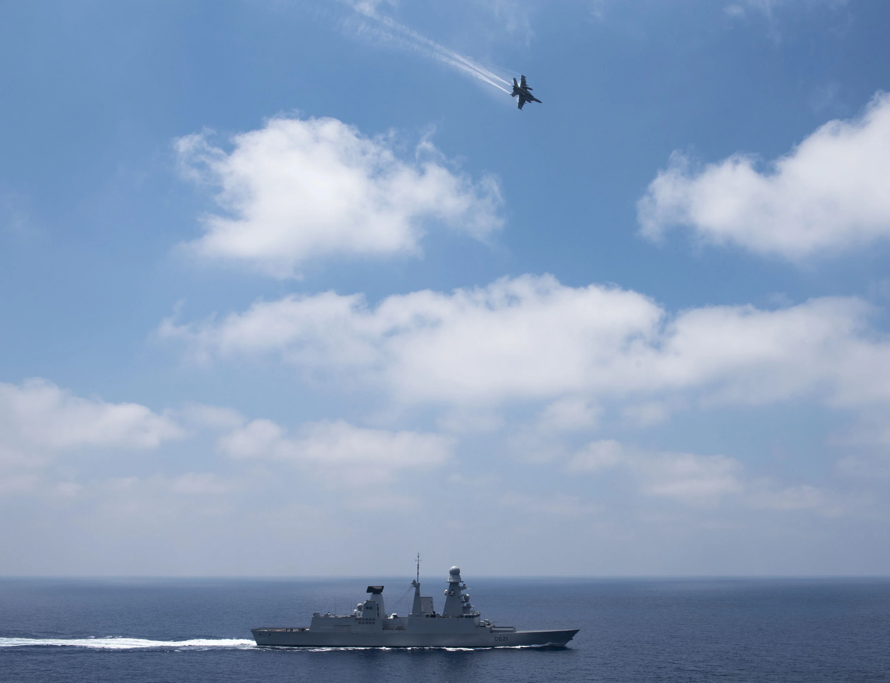 La frégate Chevalier Paul navigue en Méditerranée aux côtés du porte-avions USS George H.W. Bush