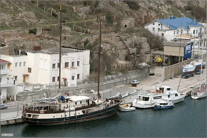Entrée dans l'arsenal (près de l'objet jaune)