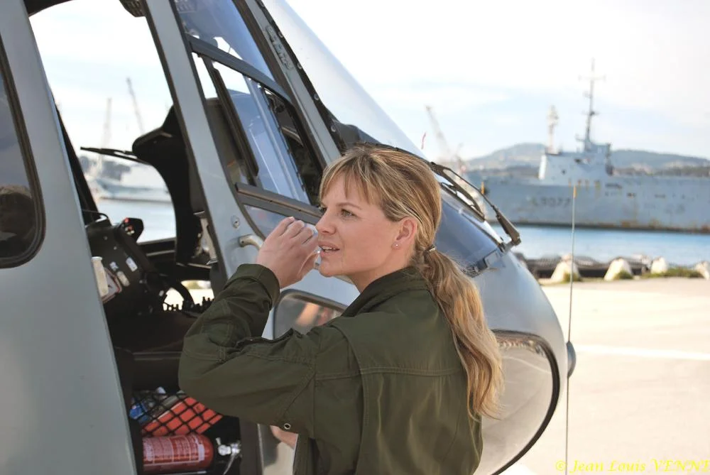 La pilote répond aux questions de la presse