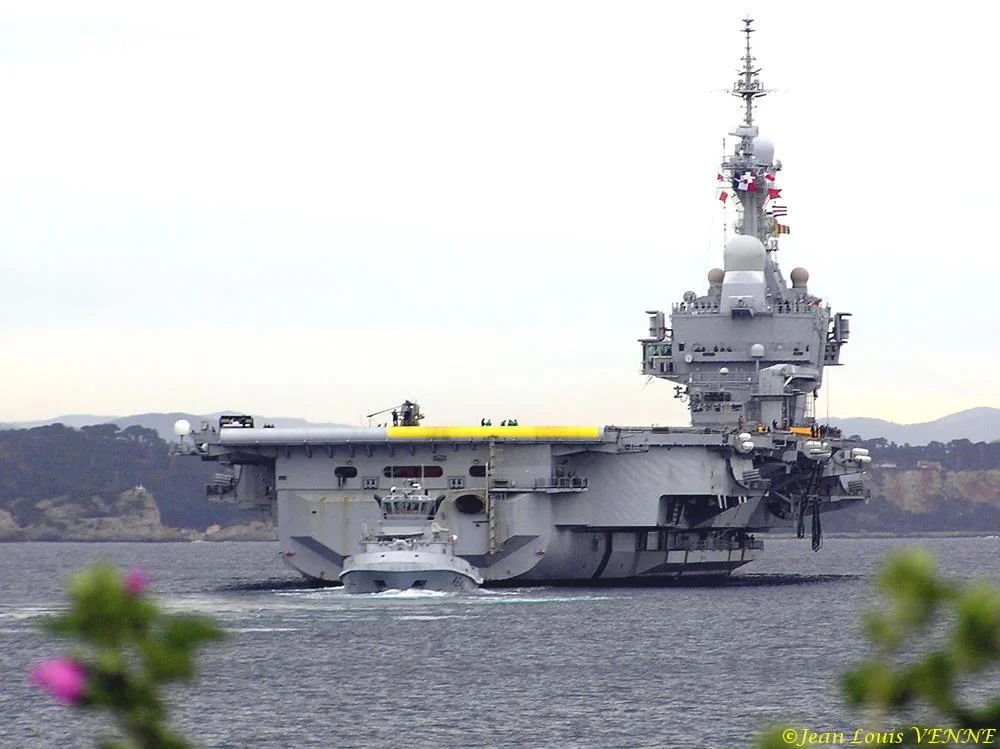 Autour du porte-avions Charles de Gaulle